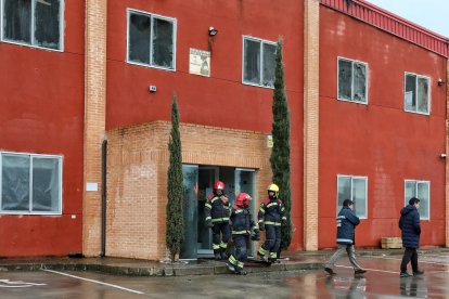 Incendio en la fábrica de Cascajares en Dueñas. E.M.