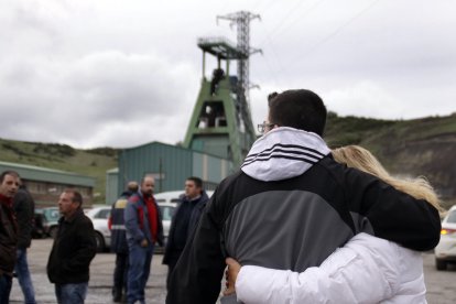 Familiares y amigos de los fallecidos en la entrada del Pozo Emilio del Valle en la localidad leonesa de Llombera de Gordón. ICAL