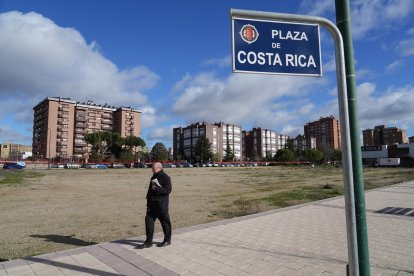 Parcela de Valladolid donde se levantará la sede de Familia, junto al polideportivo Pisuerga.- J.M. LOSTAU