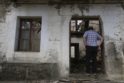 Casas y naves quemadas en villardeciervos en la sierra de la culebra. -ICAL