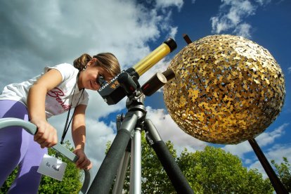 Aficionados a la astronomía participan en una observación social en Ciudad Rodrigo (Salamanca).- ICAL