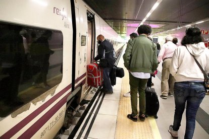 Varios viajeros suben a un tren de Alta Velocidad en Castilla y León. ICAL