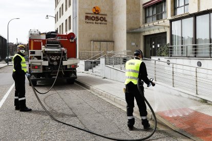 La UME desinfecta la residencia Riosol de Valladolid.- JUAN MIGUEL LOSTAU.