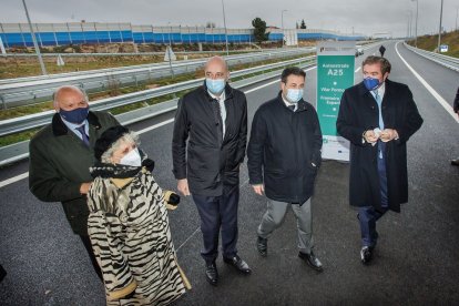 En la imagen el director general de Carreteras, Javier Herrero, la subdelegada del Gobierno en Salamanca, María Encarnación Pérez, el secretario de Estado de Infraestructuras de Portugal, Jorge Moreno Delgado, el presidente de la Cámara de Almeida Antonio Machado y el alcalde de Fuentes de Oñoro, Isidoro Alanís. -ICAL