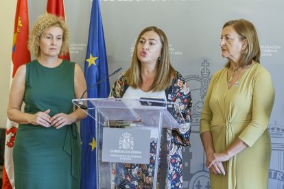 La delegada del gobierno en CyL, Virginia Barcones, presenta a Marian Conde, como nueva subdlegada del gobierno en Segovia.- ICAL