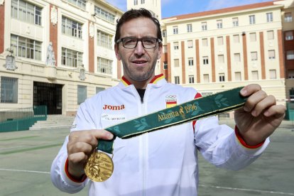 Fernando Hernández, con el bronce olímpico en el patio de La Salle (J. M. LOSTAU)