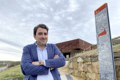 El director de la Fundación Siega Verde, Luis Ballesteros, frente al aula del yacimiento.- 
ARGICOMUNICACIÓN