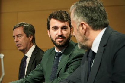 El vicepresidente de la Junta de Castilla y León, Juan García-Gallardo, inaugura la jornada jurídico-deportiva ‘El proyecto de ley nacional del deporte y su impacto en Castilla y León’, junto al presidente de las Cortes de Castilla y León, Carlos Pollán. ICAL