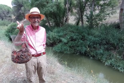 Un aficionado vallisoletano con unas docenas de cangrejos en su redejón, el pasado sábado.  Leonardo de la Fuente.