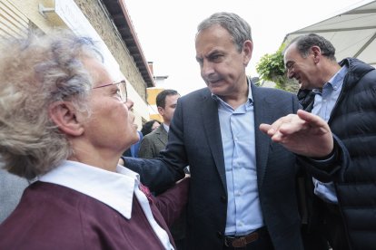 El expresidente del Gobierno José Luis Rodríguez Zapatero visita la localidad leonesa de Cistierna y mantiene un encuentro con la candidatura del PSOE. -ICAL