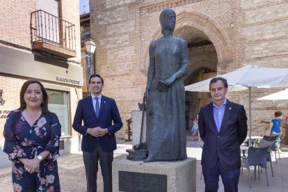 La alcaldesa de Madrigal, Ana Isabel Zurzo; el alcalde de Medina, Guzmán Gómez Alonso; y el alcalde de Arévalo, Francisco León Gómez, junto a la imagen de Isabel la Católica en Arévalo. - ICAL