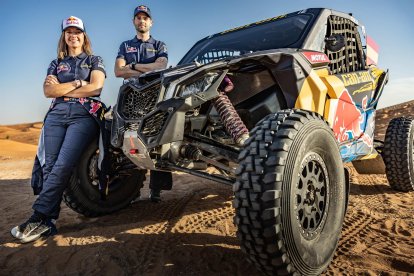 Cristina Gutiérrez junto a su copiloto Pablo Moreno y el coche con el que han ganado el Dakar 2023 - PRENSA CRISTINA GUTIÉRREZ