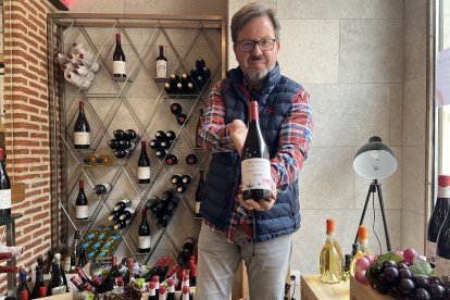 Javier Rodríguez, con su vino Las Tierras de Javier Rodríguez, enmarcado en la Denominación de Origen Toro