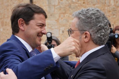 El presidente de la Junta de Castilla y León, Alfonso Fernández Mañueco, junto al presidente del Congreso de Empresa Familiar de Castilla y Leon junto s su presidente, Pedro Palomo. ICAL