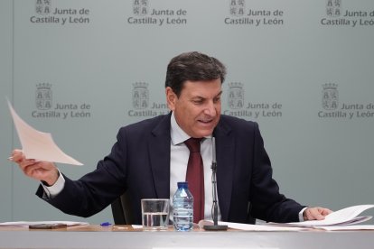 El consejero de Economía y Hacienda y portavoz de la Junta, Carlos Fernández Carriedo, comparece en rueda de prensa posterior al Consejo de Gobierno. ICAL