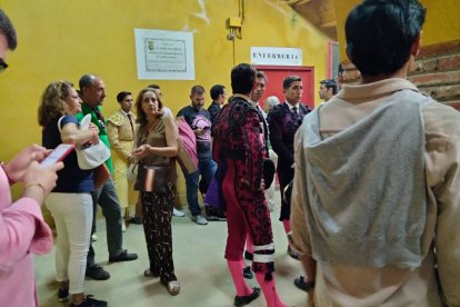 Miembros de la cuadrilla del torero esperan noticias a la puerta de la enfermería. E M.