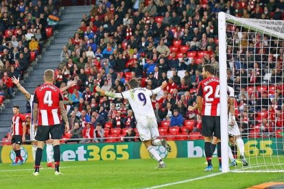 Ünal celebra el autogol de Íñigo Martínez que significó el 1-1 definitivo, ayer, en el partido disputado en San Mamés. PHOTO-DEPORTE