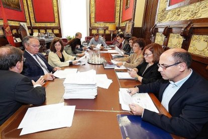 Junta de gobierno del Ayuntamiento, con el alcalde al fondo. - E.M.