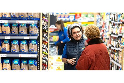 Una trabajadora de un supermercado de Agropal en Valladolid atiende a una clienta - PHOTOGENIC