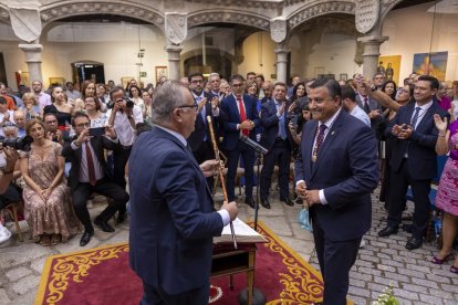 Celebración del Pleno de constitución de la Corporación Provincial en el que ha sido investido como presidente de la Diputación de Ávila, Carlos García González. Entre otras autoridades, al acto también asistió el consejero de la Presidencia, Luis Miguel González Gago. -ICAL