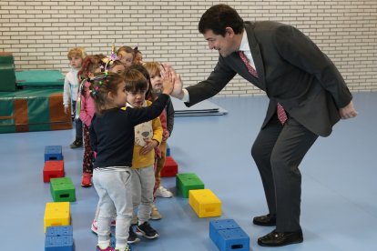 El presidente de la Junta, Alfonso Fernández Mañueco, visita el CEIP Castilla y León de Palencia.- ICAL