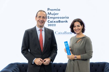 Gonzalo Gortázar y Sonia Herzog en la entrega del 'Premio Mujer Empresaria CaixaBank 2022'. -E.M.