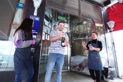 El bar El Moderno de Columbrianos (León), reparte treinta décimos del Gordo de Navidad. -ICAL