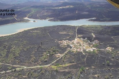 Imagen del incendio en la Sierra de la Culebra tras su paso . -E. M.