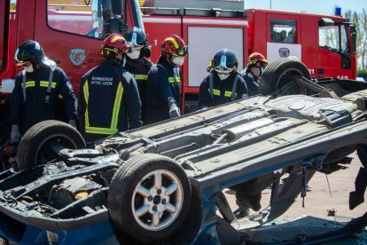 Los bomberos de León durante las prácticas. / ICAL