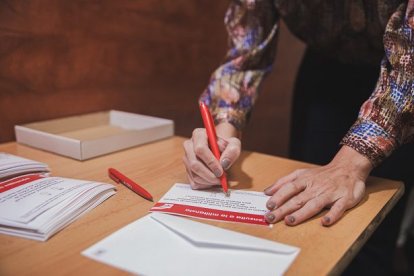 Una militante del PSOE vota en la consulta.- PSOE