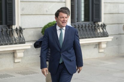 El presidente de la Junta de Castilla y León, Alfonso Fernández Mañueco, a su llegada al Congreso de los Diputados, imagen de archivo.- E. PRESS