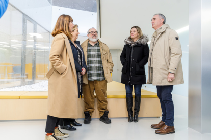 El alcalde de Segovia, José Mazarías, y la concejala de Turismo, Innovación, Digitalización y Promoción Económica, May Escobar, visitan el rodaje de la serie 'Santuario', junto a los productores Álex de la Iglesia y Carolina Bang, la directora de ficción de A3 Media, Montse García; y el director Rodrigo Ruiz Gallardón- Nacho Valverde/ Ical