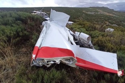 Restos de la avioneta accidentada.- E. M.