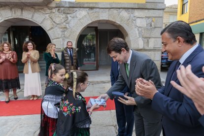 El presidente de la Junta de Castilla y León, Alfonso Fernández Mañueco, durante su visita a Sotillo de la Adrada.- ICAL