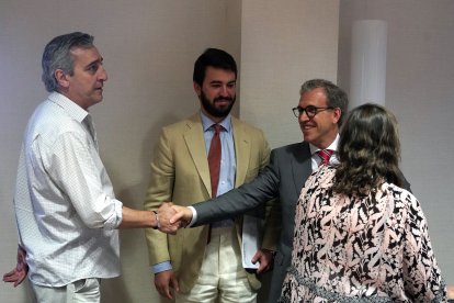 Saturnino Fernández, de CCOO, y el consejero de Industria, Comercio y Empleo se dan la mano. - ICAL