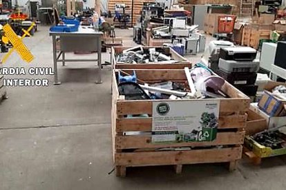 Nave donde se almacenaban y manipulaban los residuos en la nave de un polígono industrial de Valladolid. GUARDIA CIVIL
