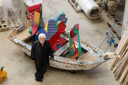 Gabarrón ante una de las piezas de  ‘El mar que yo conozco’. Arriba, a la izquierda, una barca más pequeña de la misma obra. J.M. LOSTAU