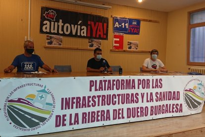 Colectivos de Soria, Burgos y Valladolid convocan una nueva marcha lenta para exigir la finalización de la A-11.- E. M.