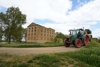 Tractor en la esclusa siete en Tamariz de Campos. -ICAL