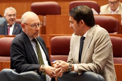 El procurador de Vox, Ignacio Sicilia, conversa con el consejero de Medio Ambiente, Vivienda y Ordenación del Territorio, Juan Carlos Suárez-Quiñones.- ICAL