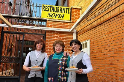 Maribel Cardeñoso, en el centro, entre Socorro Marco y Ángeles Infante.