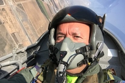 Roberto Salazar a los mandos de un C-101 durante su destino en la Academia General de Aire - ICAL