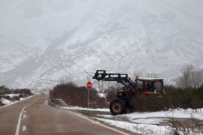 La nieve complica ya el tráfico por las carreteras de Casilla y León. ICAL.