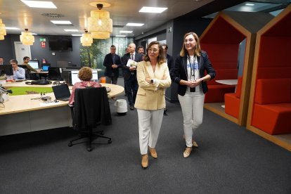 La consejera de Movilidad y Transformación Digital, María González Corral, durante la visita al laboratorio de ciberseguridad de Orange.- ICAL