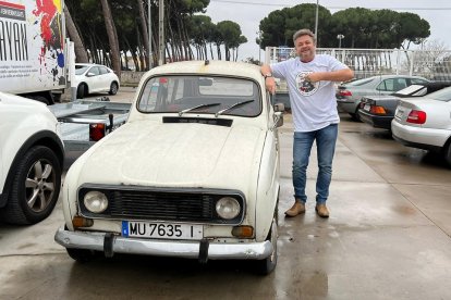 El berciano Javier Álvarez, propietario de la bodega Almázcara Majara, junto al Renault 4 con el que compite en el Mongol Rally 2022. - ICAL