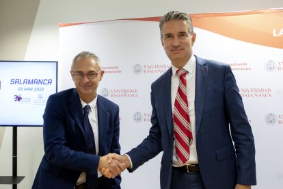 La Fundación Parque Científico de la Universidad de Salamanca y HP Solutions Creation and Development Services S.L. suscriben un convenio de colaboración. El rector, Ricardo Rivero, y el director general de HPSCDS, Miguel Ángel Turrado, suscriben el acuerdo. -ICAL