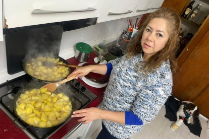 Fabiola elaborando una de sus tortillas en la cocina de Fuentelcésped. ECB