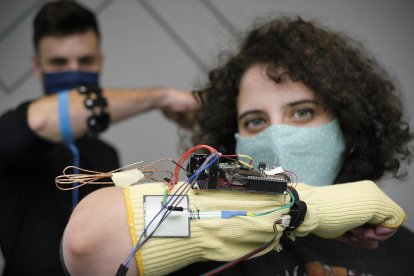 Investigadores del grupo Bisite de la Universidad de Salamanca muestran parte de la tecnología del proyecto. ENRIQUE CARRASCAL