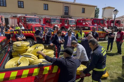 El presidente de la Diputación, Carlos García, y el diputado de Consorcios, Protección Civil e Incendios, José Luis del Nogal, presentan los 19 vehículos que formarán parte, este verano, del operativo provincial de extinción de incendios forestales, dentro del Infocal de la Junta. -ICAL