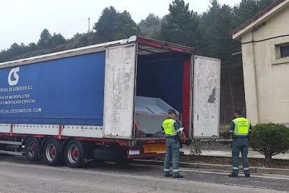 Narcolancha interceptada en el interior de un camión. -Europa Press